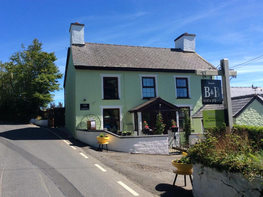 um edifício ao lado de uma rua em Ty Mawr at Bethania B&B em Llanon