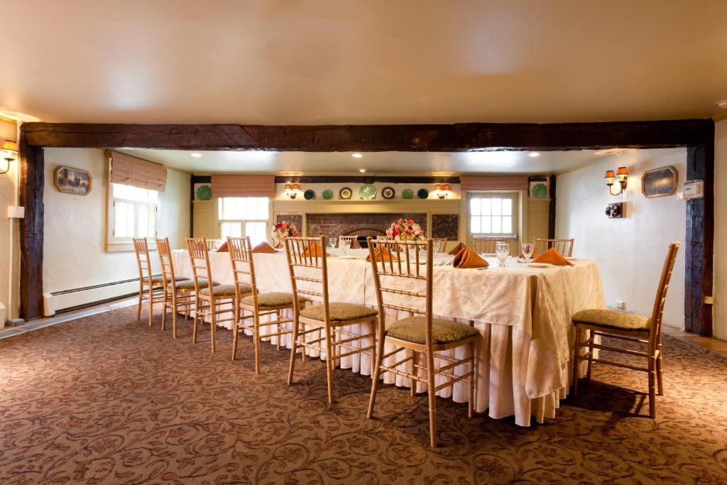 Nápoje v ubytování The Olde Mill Inn Basking Ridge