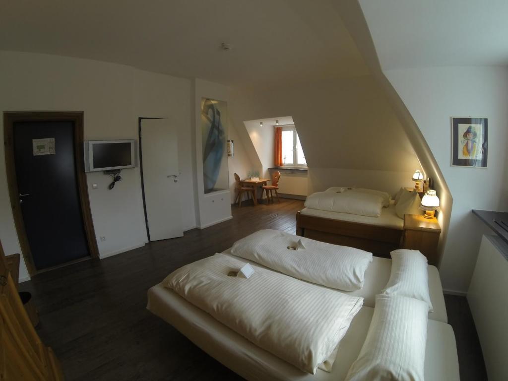 Postel nebo postele na pokoji v ubytování Hotel Landgasthof Koechlin