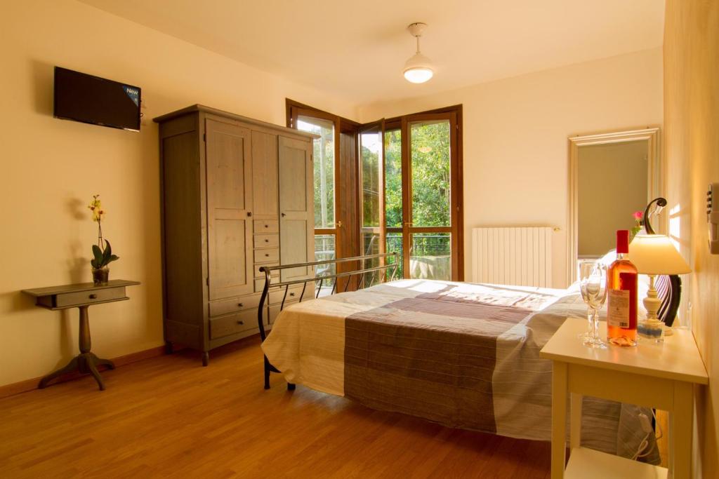 ein Schlafzimmer mit einem Bett und einer Kommode in der Unterkunft B&B GARDA IN in Gardone Riviera