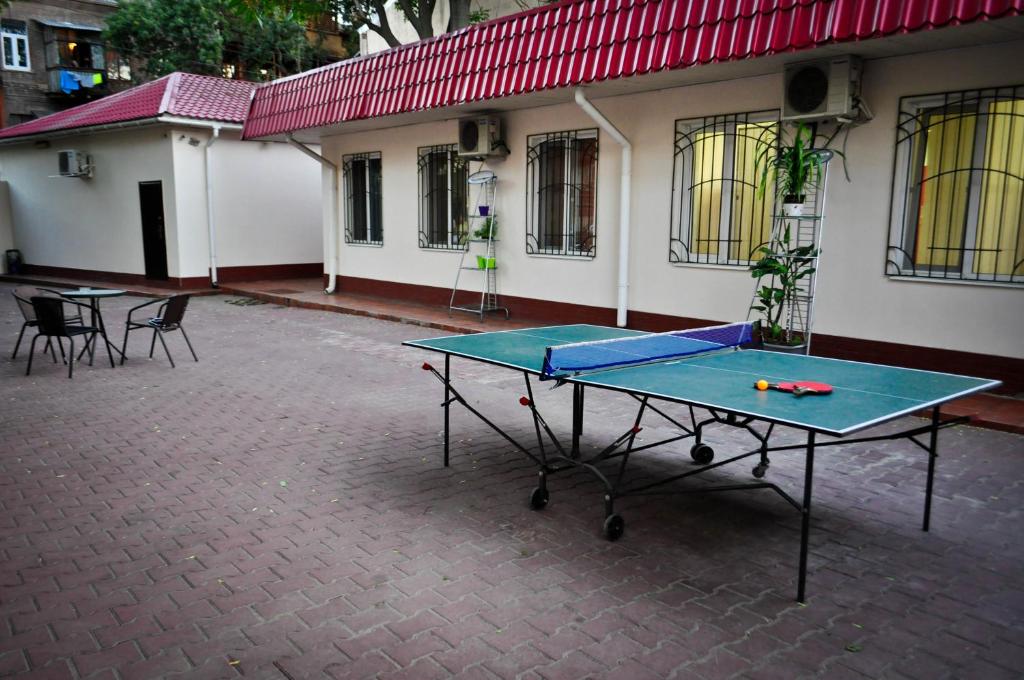 Stolní tenis v ubytování Old Courtyard Hostel nebo okolí