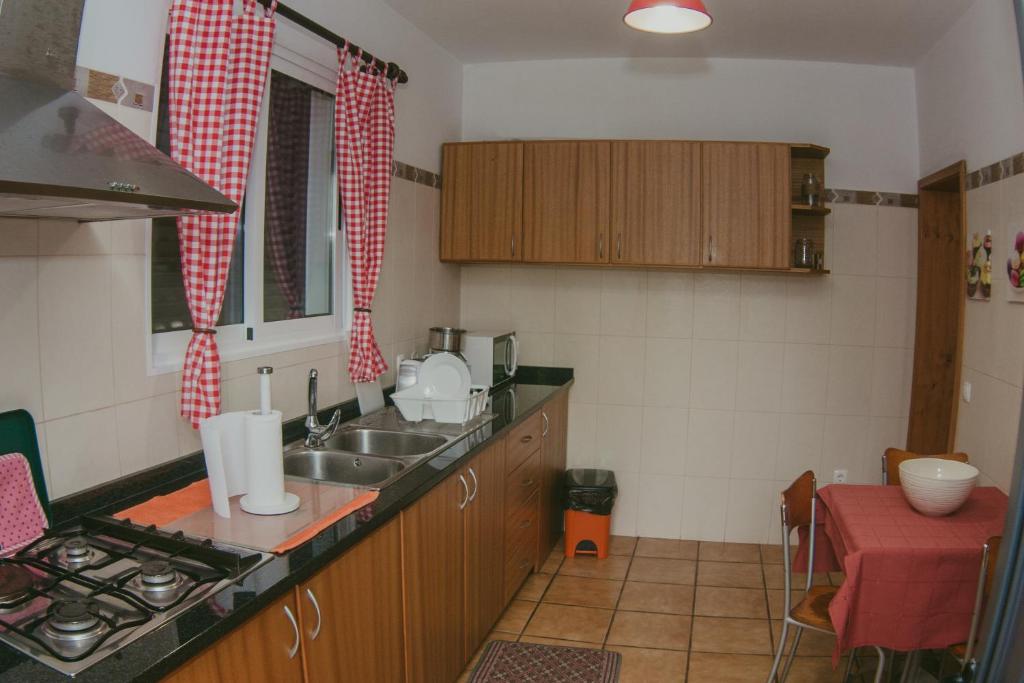 Kuchyň nebo kuchyňský kout v ubytování Refugio do Rei