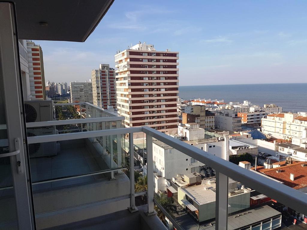 balcón con vistas a la ciudad en Apartment Peninsula, en Punta del Este