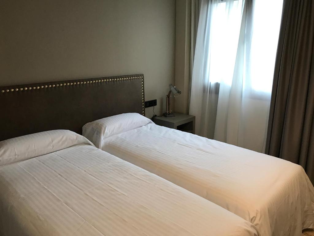 Postel nebo postele na pokoji v ubytování Cabañas La Senda de los elefantes Cabárceno