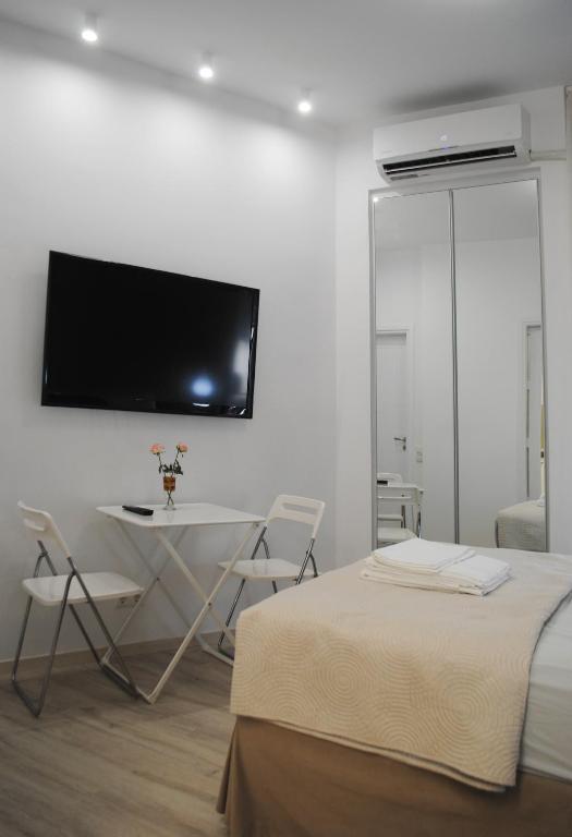 TV a/nebo společenská místnost v ubytování Athens Nest