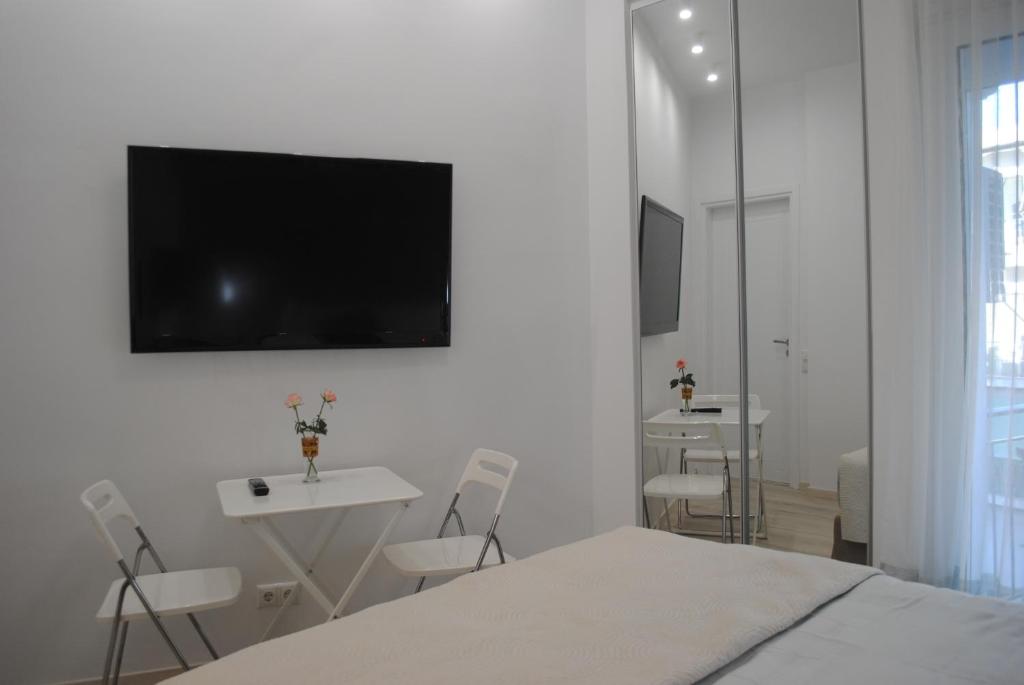 TV a/nebo společenská místnost v ubytování Athens Nest