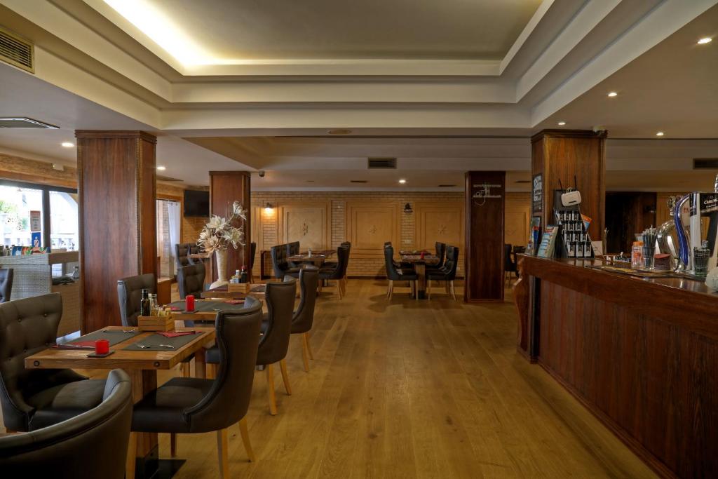 El salón o zona de bar de Aparthotel Paladim & Alagoamar