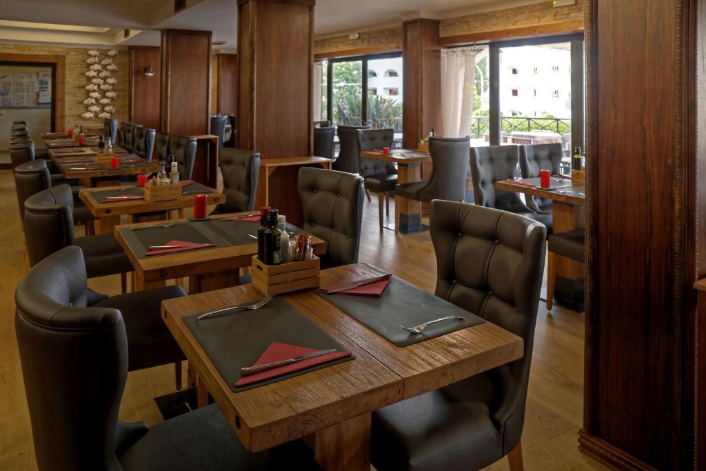 Un restaurante o sitio para comer en Aparthotel Paladim & Alagoamar