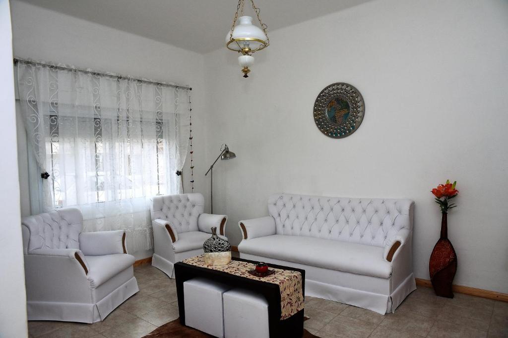 uma sala de estar com dois sofás brancos e uma mesa em San Francisco Home em San Francisco