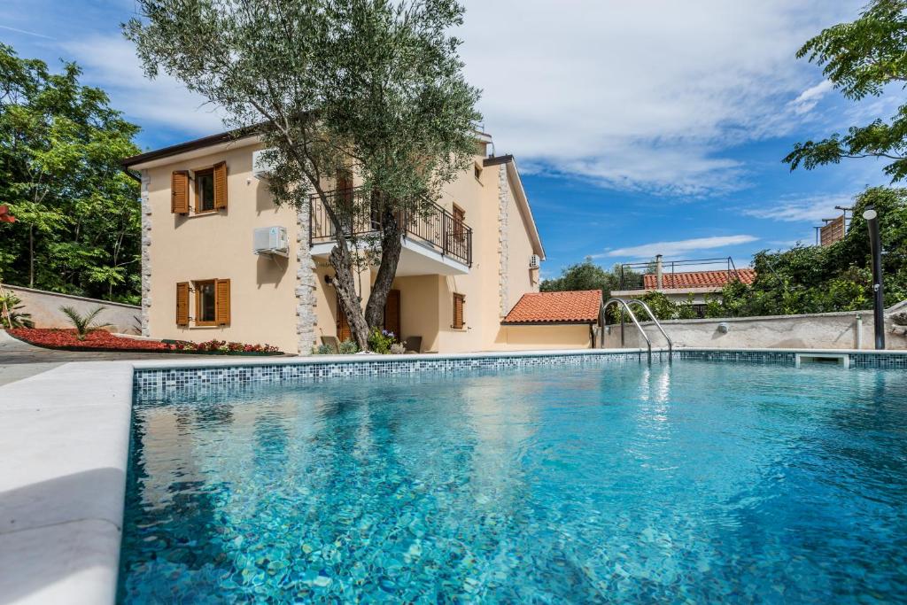Bazén v ubytování Apartments Villa Diamant with Pool & Whirlpool nebo v jeho okolí