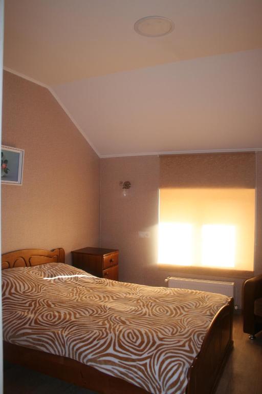 スモレンスクにあるGuest house on Kutuzovaのベッドルーム1室(ライト付)