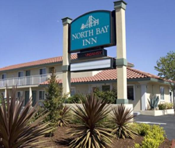 una señal de la posada North Bay frente a un hotel en North Bay Inn, en San Rafael