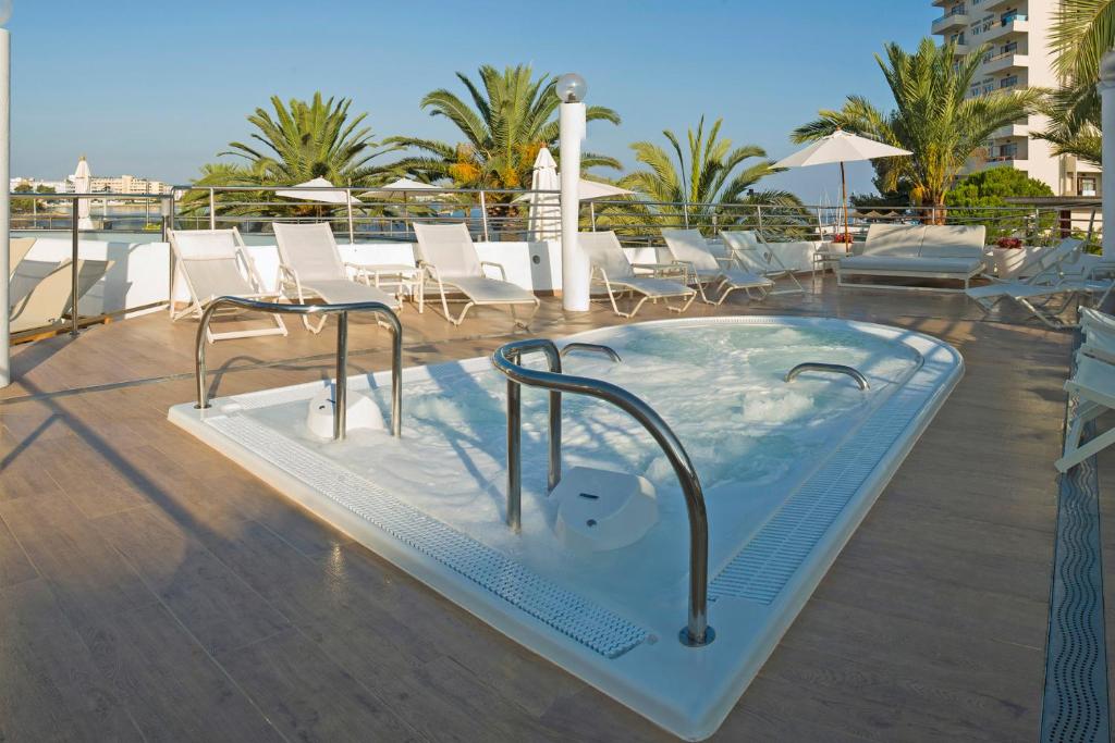 Bazén v ubytování Bellamar Hotel Beach & Spa nebo v jeho okolí