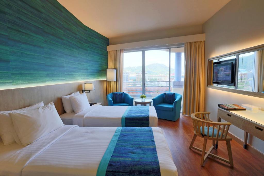 Postel nebo postele na pokoji v ubytování The Royal Paradise Hotel & Spa - SHA Extra Plus