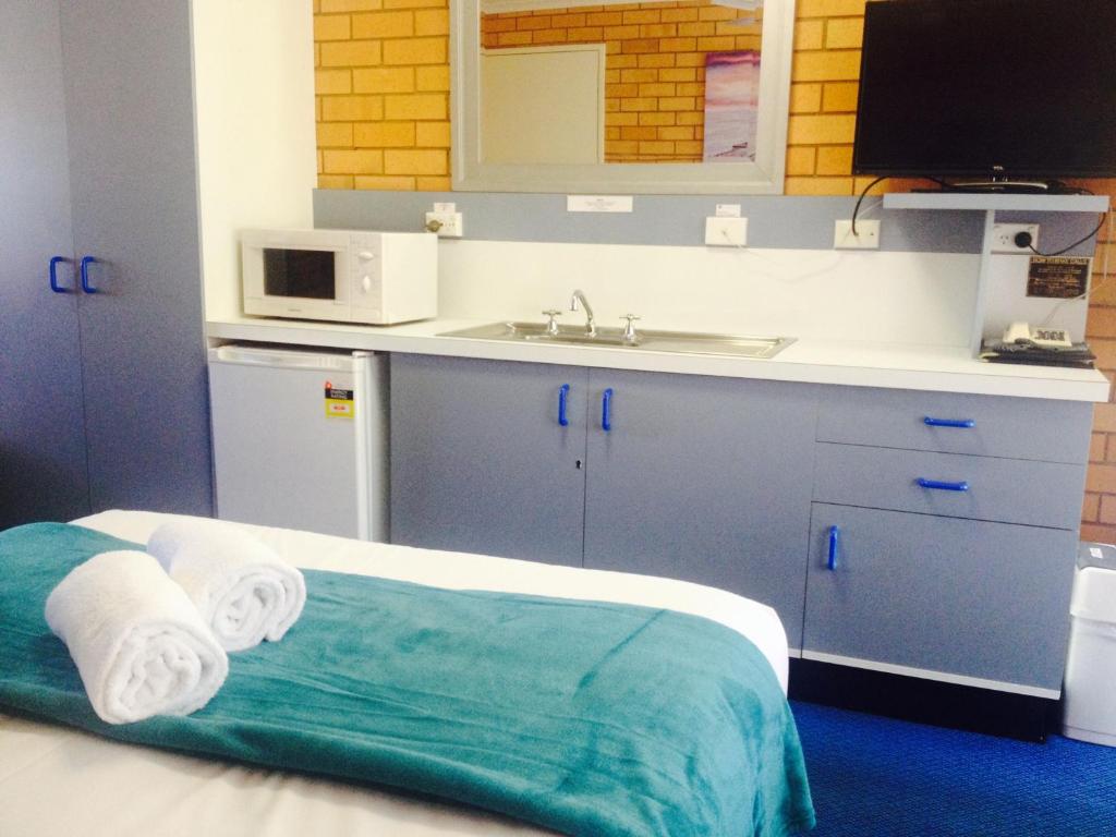 Kuchyň nebo kuchyňský kout v ubytování Bosuns Inn Motel