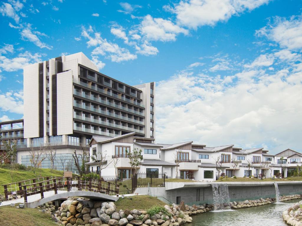 eine Darstellung des Hotels vom Fluss aus in der Unterkunft Dancewoods Hotel in Wujie