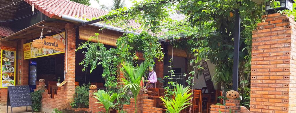 een bakstenen gebouw met planten ervoor bij Gia Thanh Phu Quoc Guest House in Phu Quoc
