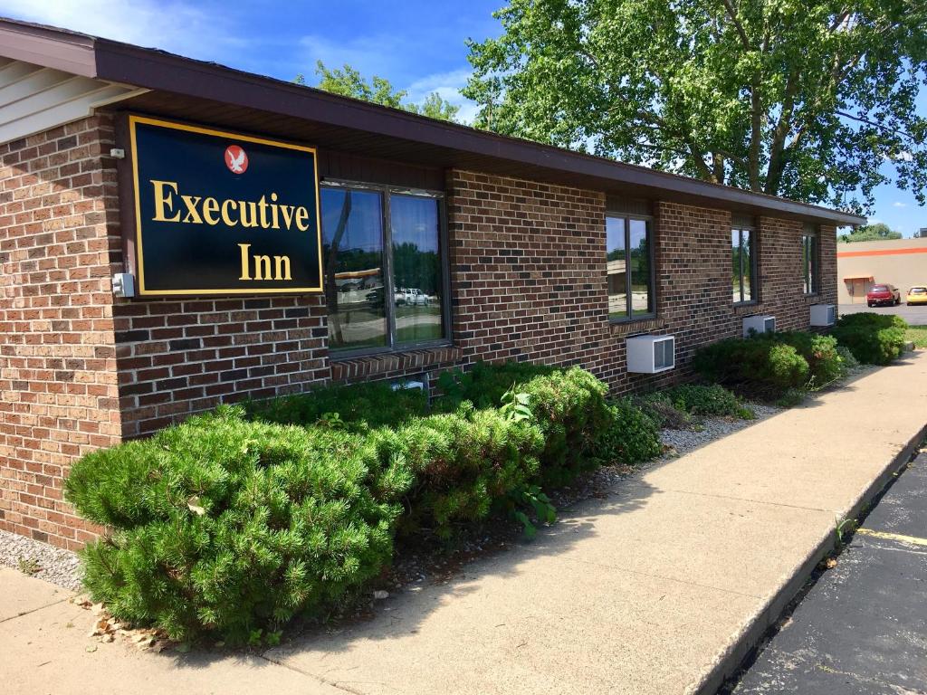 a building with a sign that reads executive inn at Executive Inn in Cass City