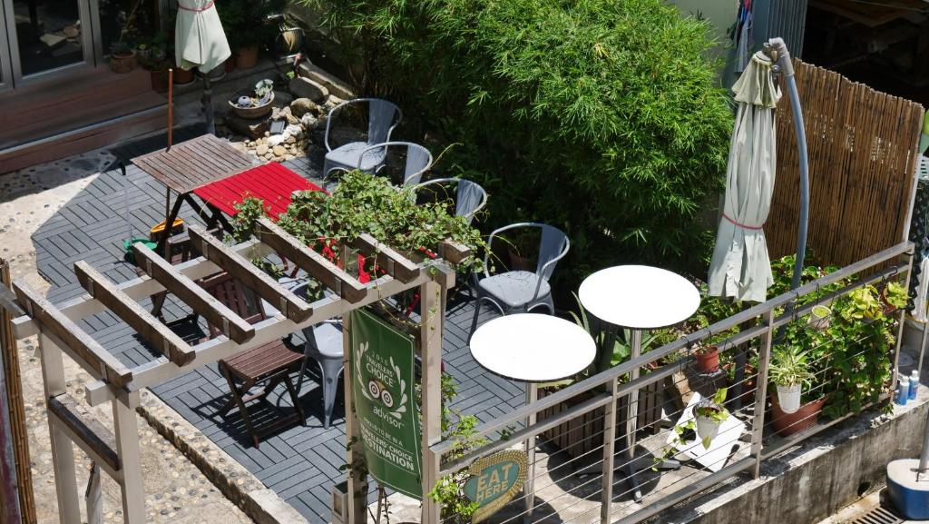 d'une table, de chaises et d'un parasol. dans l'établissement Espace Elastique B&B with contactless check-in, à Hong Kong