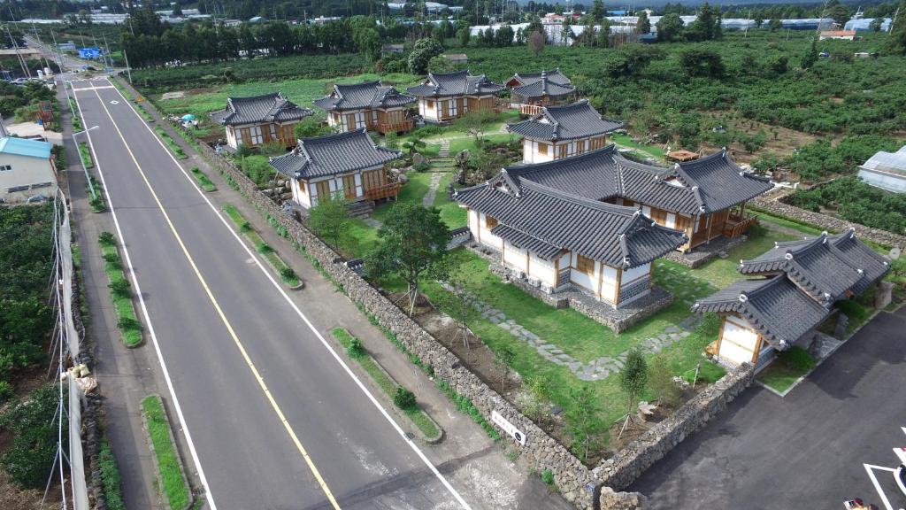 une vue sur une maison et une route dans l'établissement Canopus Resort Pension, à Seogwipo
