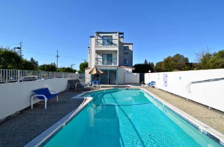 une piscine sur le toit d'un bâtiment dans l'établissement America's Best Value Inn of Novato, à Novato