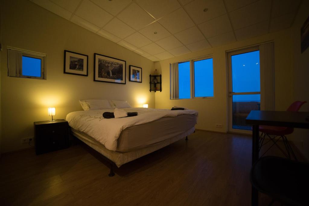 Rúm í herbergi á Kast Guesthouse