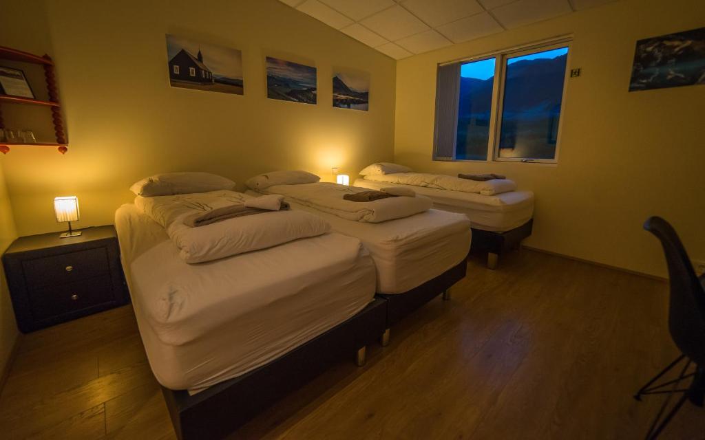 Rúm í herbergi á Kast Guesthouse
