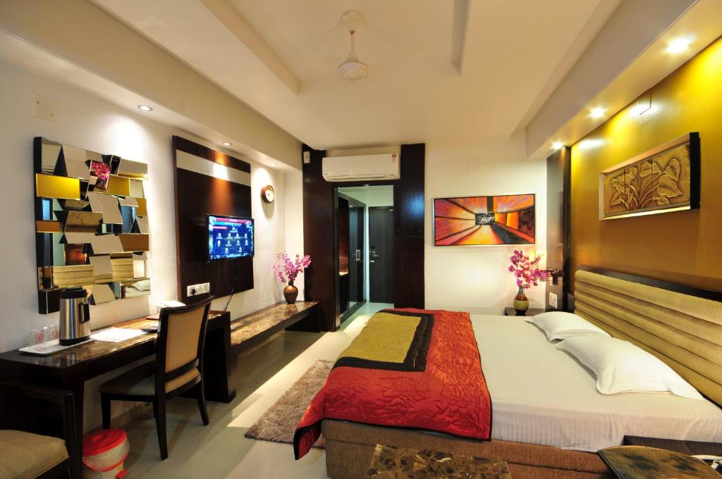 Postel nebo postele na pokoji v ubytování Hotel Surabhi Regency