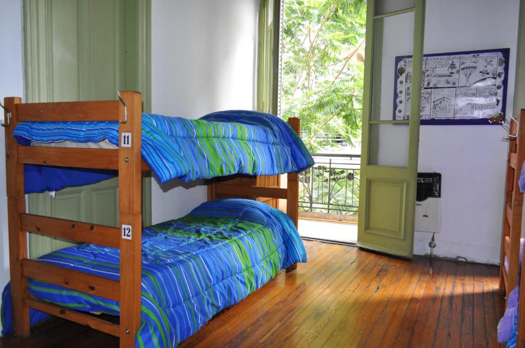 Двухъярусная кровать или двухъярусные кровати в номере Hostel La Nueva Comunidad