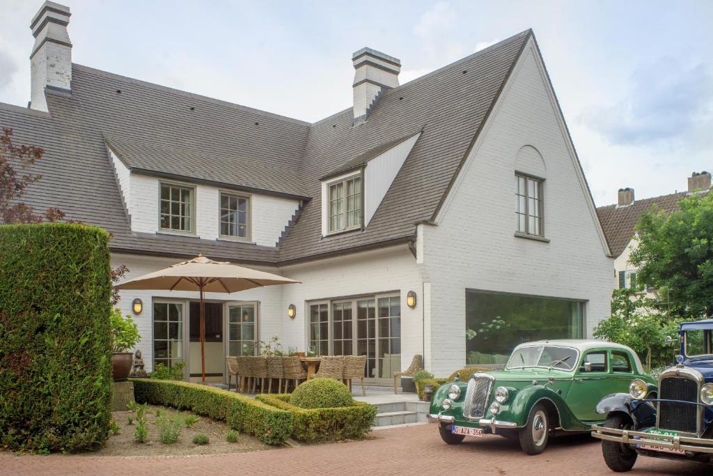 an old green car parked in front of a house at Villa Magdalena Eeklo in Eeklo