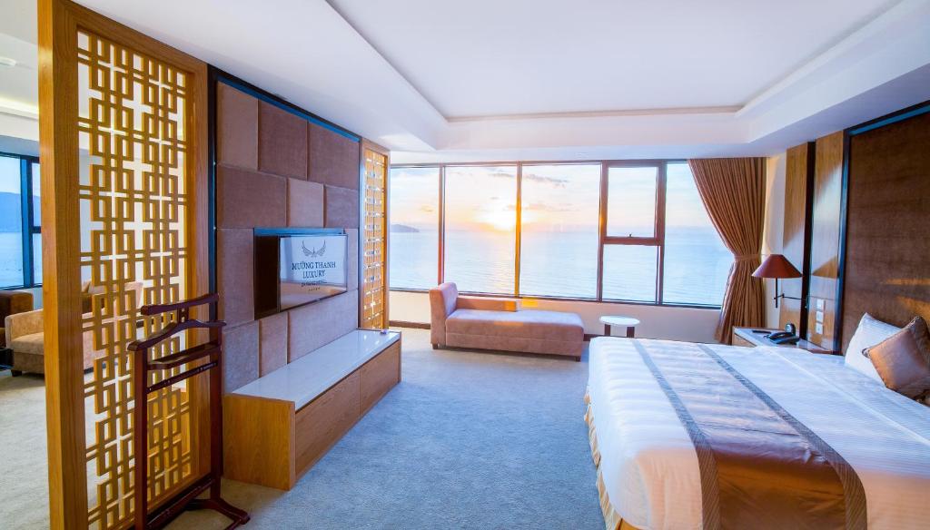 Giường trong phòng chung tại Muong Thanh Luxury Da Nang Hotel