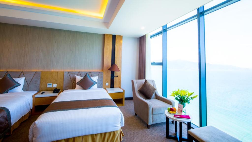 Giường trong phòng chung tại Muong Thanh Luxury Da Nang Hotel
