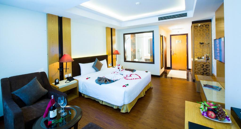 Giường trong phòng chung tại Muong Thanh Luxury Da Nang Hotel
