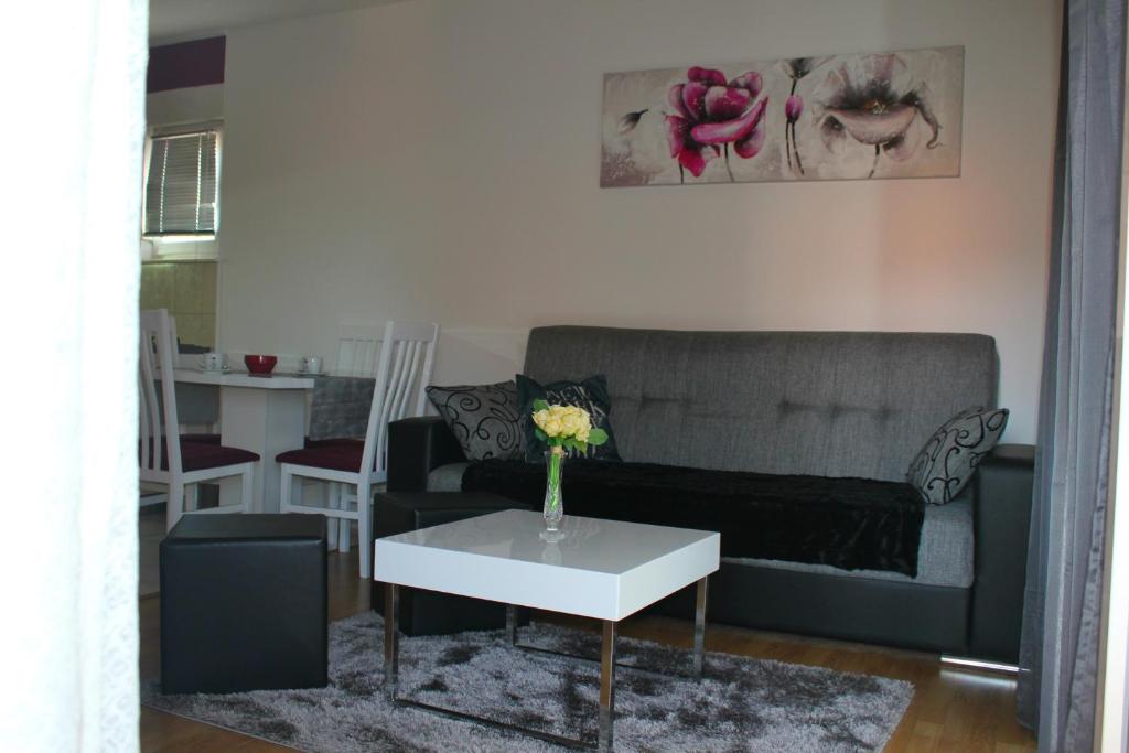 - un salon avec un canapé et une table dans l'établissement Apartment Antonia, à Sinj