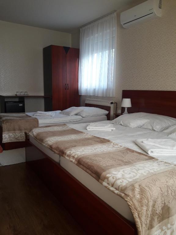 Postel nebo postele na pokoji v ubytování Csillag Panzió
