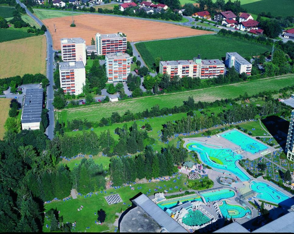 バート・フュッシンクにあるKur- und Erholungs-Wohnanlage neben dem Johannesbadのスイミングプール付きのリゾートの空中ビュー