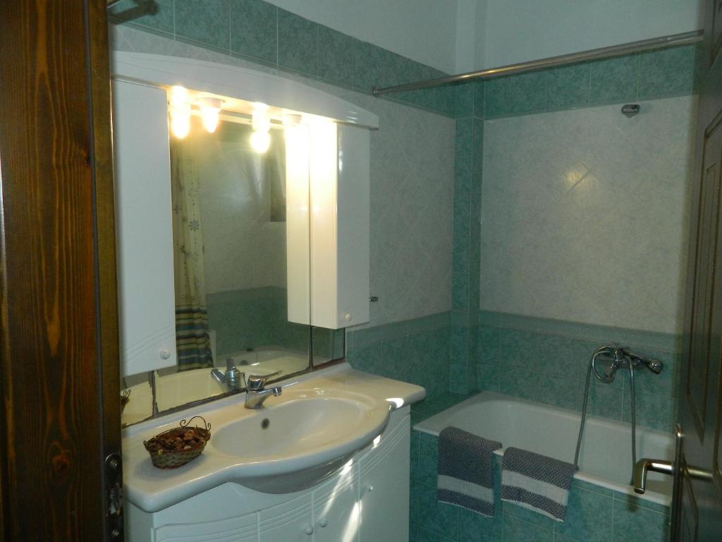 W łazience znajduje się umywalka i wanna. w obiekcie Asano's House w mieście Ajos Nikolaos