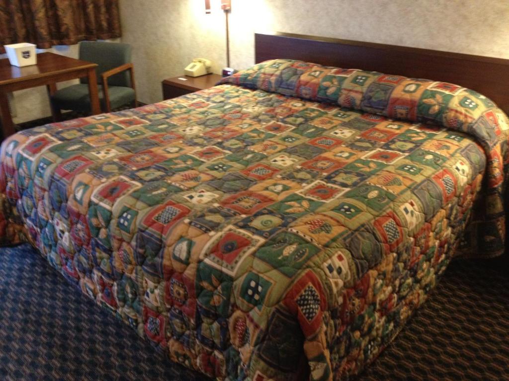 Richmond Inn and Suites - King Room - Nichtraucher
