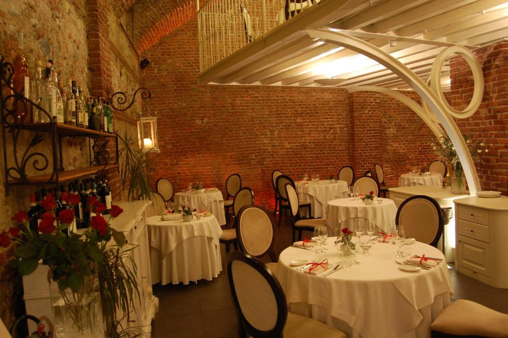 Reštaurácia alebo iné gastronomické zariadenie v ubytovaní Hotel Cascina Di Corte