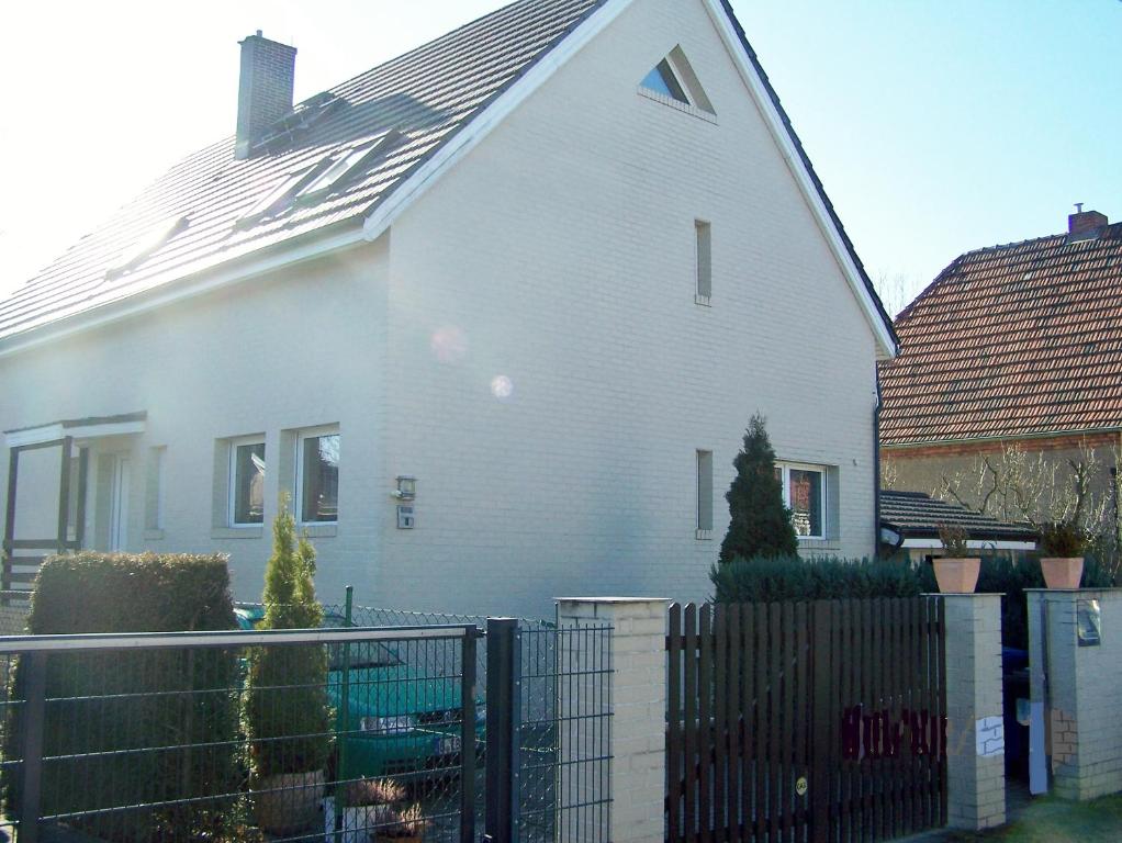 a white house with a fence in front of it at 2-Zimmerwohnung in Berlin