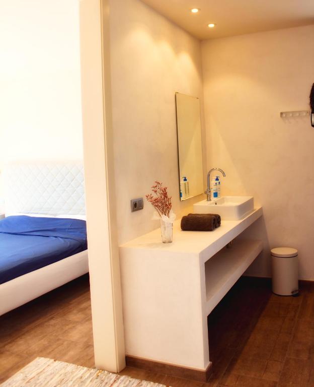 A bed or beds in a room at Manuki Mas