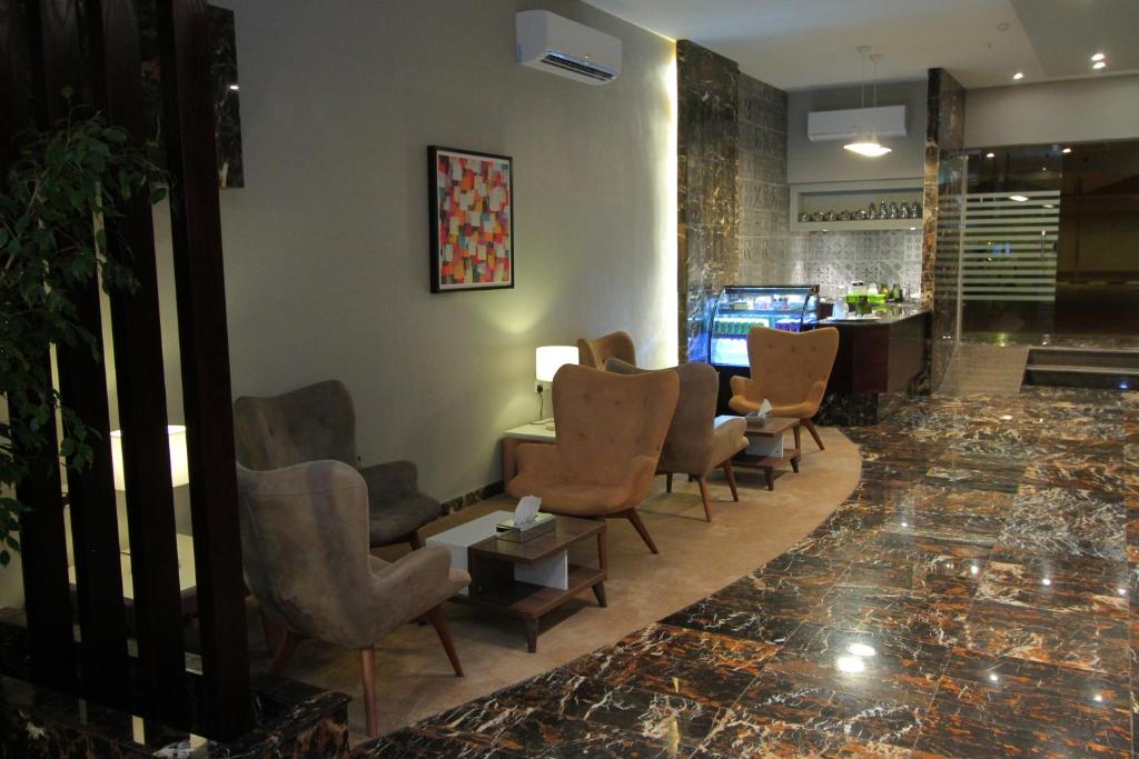 TV a/nebo společenská místnost v ubytování Qasr Rayana Aparthotel