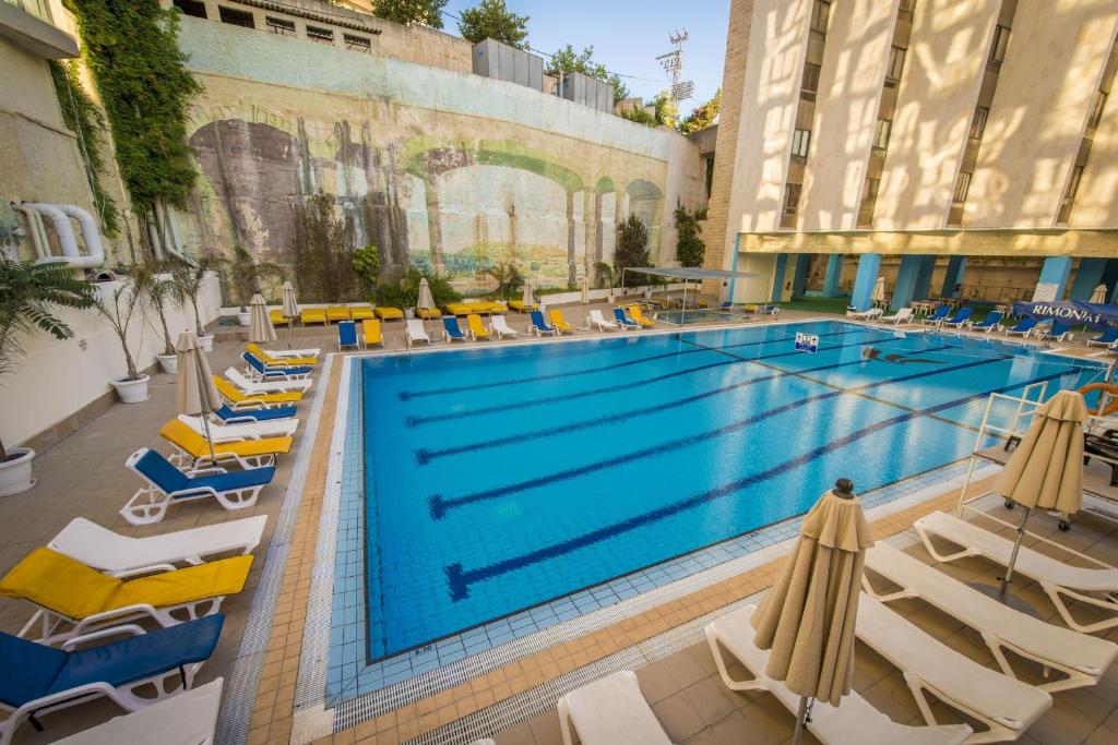 Bazén v ubytování Brown Jerusalem Hotel & Convention Center nebo v jeho okolí
