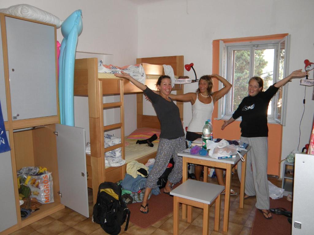 Kuchyň nebo kuchyňský kout v ubytování HI Hostel Veli Losinj