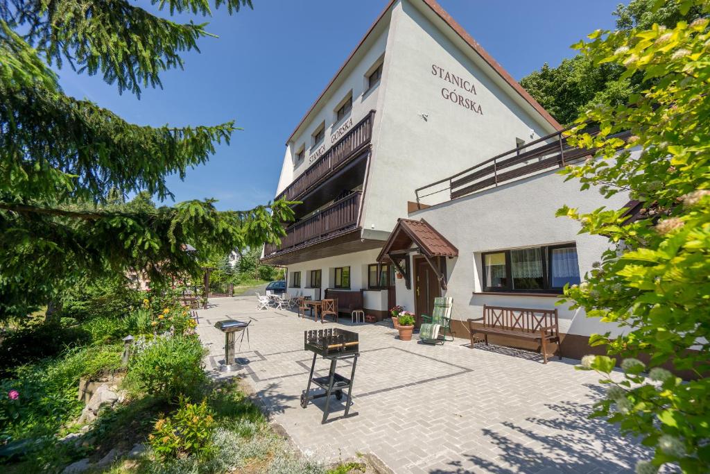 a building with benches in front of it at Stanica Górska in Szklarska Poręba