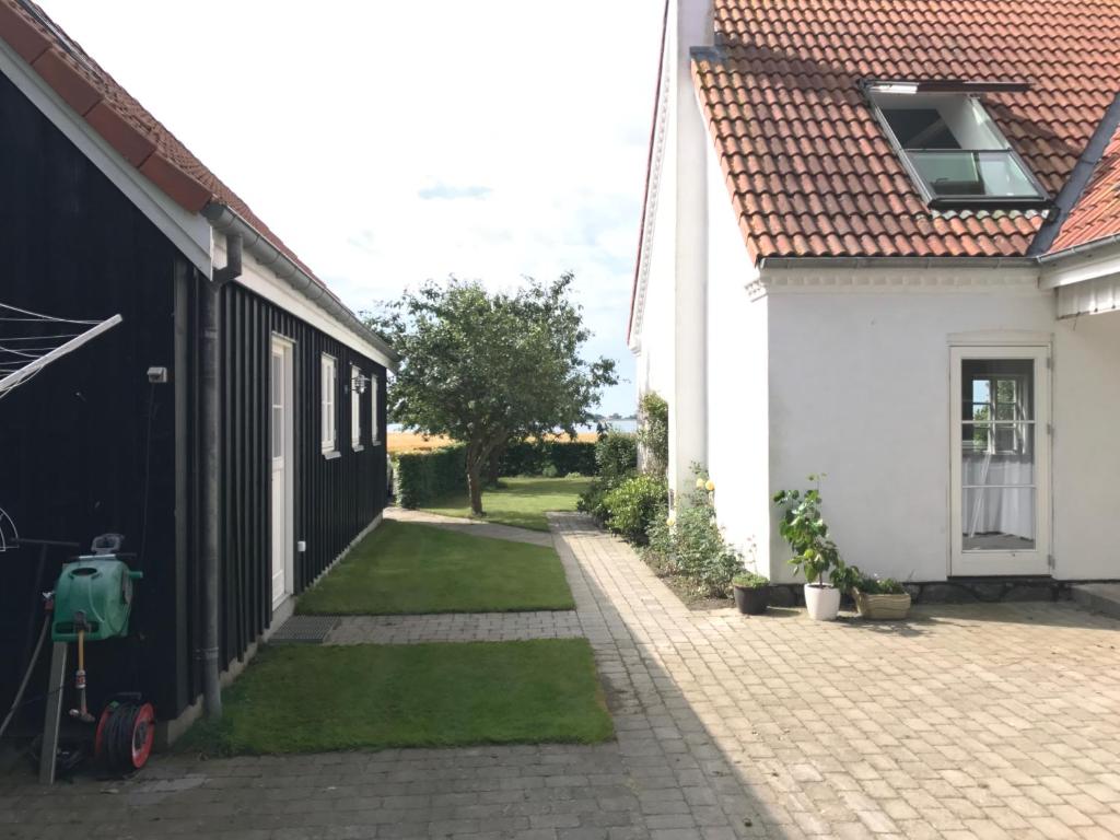 Garður fyrir utan Langø Feriecenter - Sea View