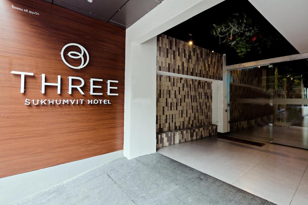 een toegang tot een 3 surfominium hotel bij Three Sukhumvit Hotel - SHA Plus Certified in Bangkok