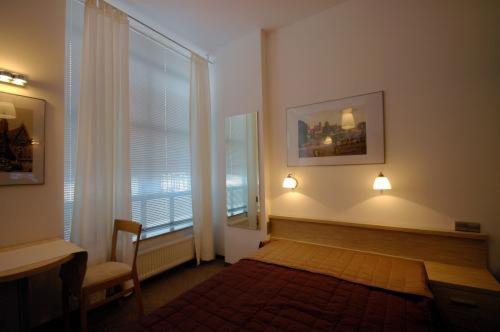 ヴロツワフにあるPlatinium Centrumのベッドルーム1室(ベッド1台、大きな窓付)