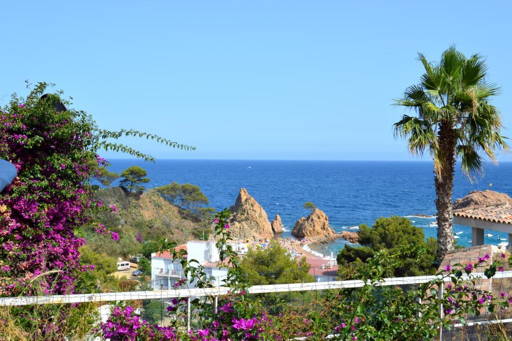 トッサ・デ・マールにあるBlanca Paloma - Holiday Houseのリゾートから海の景色を望めます。