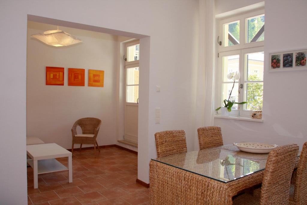 une salle à manger avec une table et des chaises en verre dans l'établissement Villa Elise, à Bad Schandau